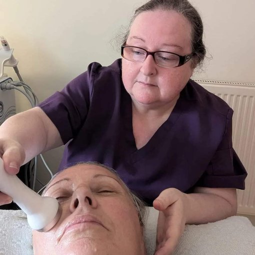 Therapist using hydro facial machine